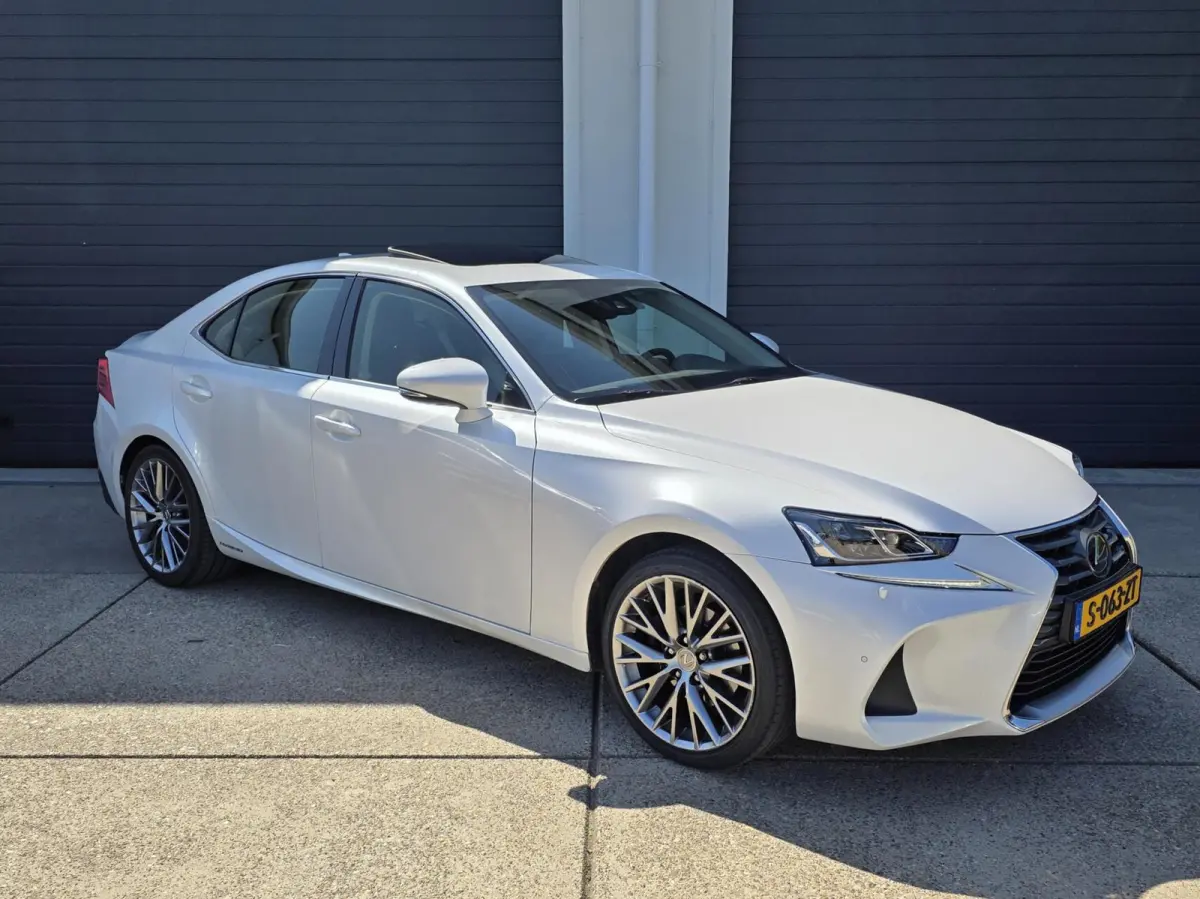 300h Hybrid Luxury Line Mark-Levinson