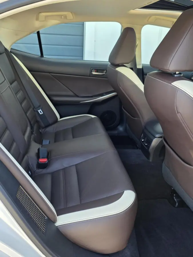 300h Hybrid Luxury Line Mark-Levinson