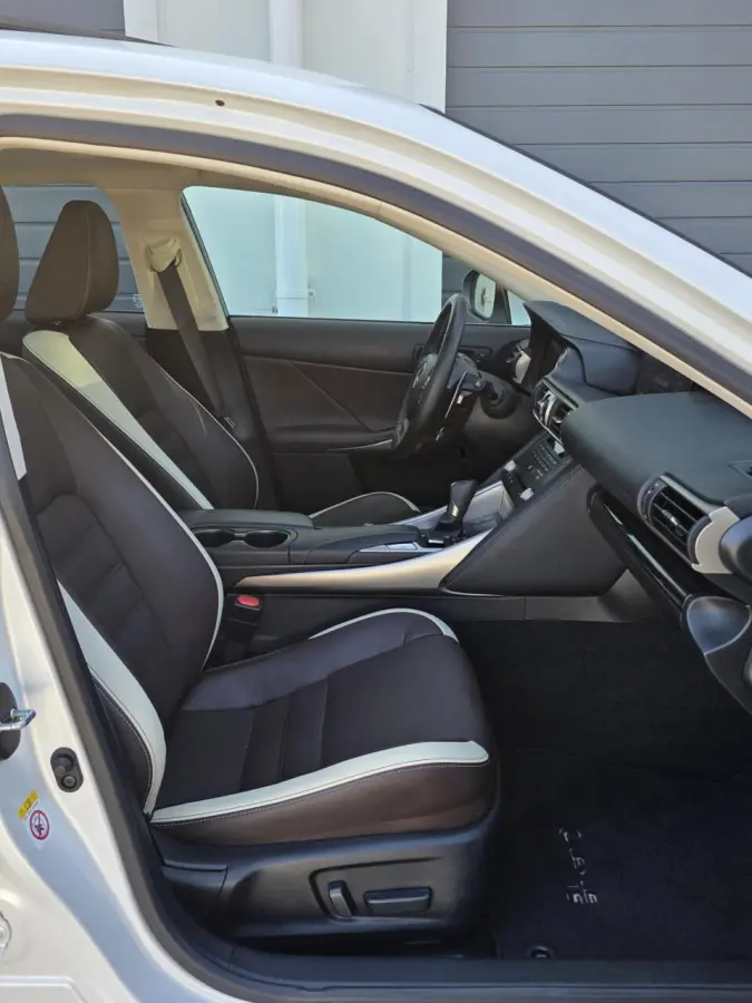 300h Hybrid Luxury Line Mark-Levinson