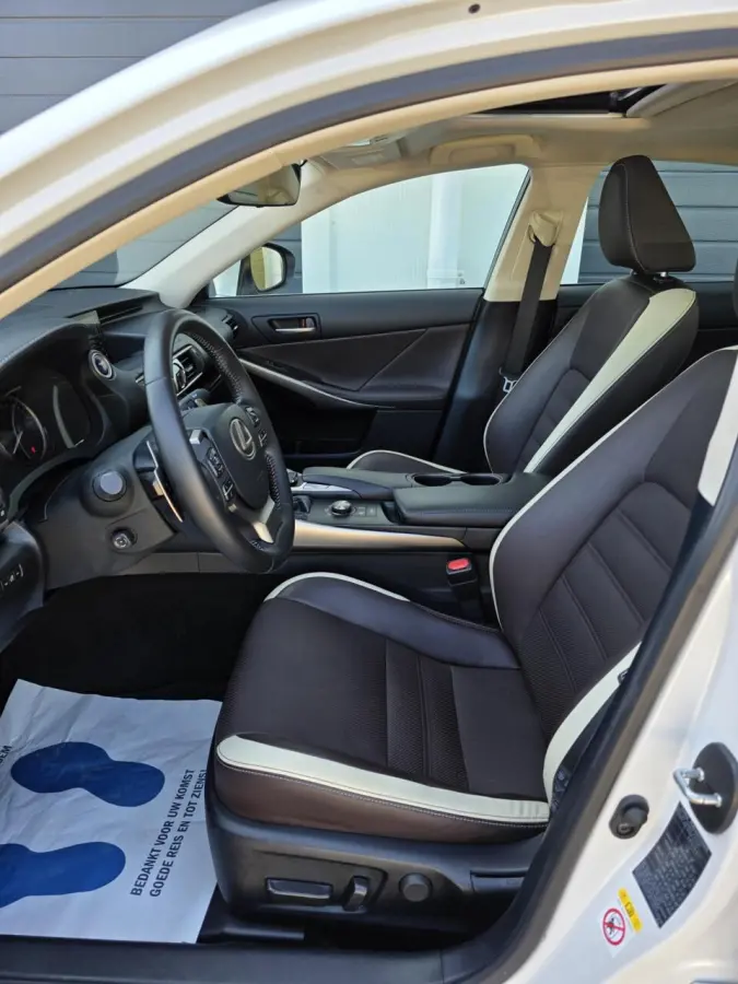 300h Hybrid Luxury Line Mark-Levinson