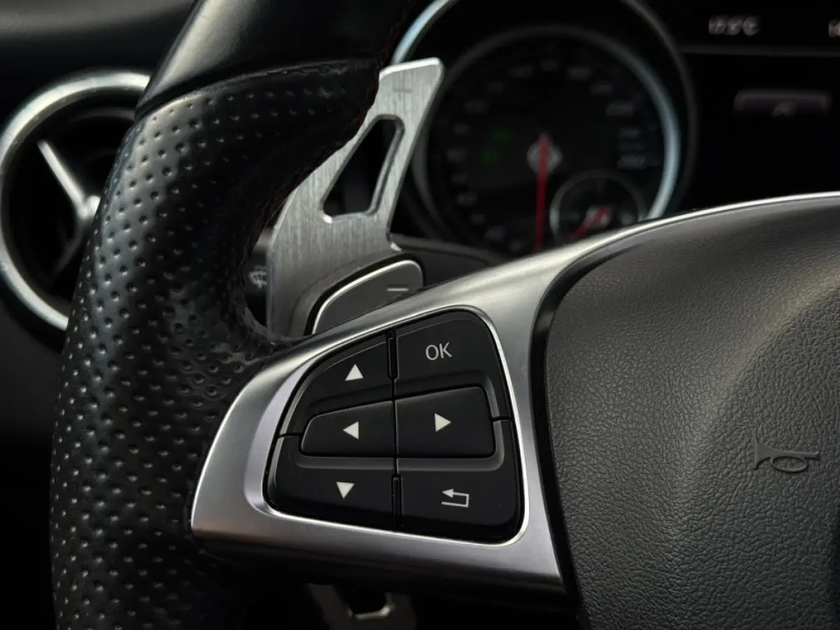 180 AMG NIGHT FULL PANO NAVI APPLE CARPLAY CAMERA PDC
