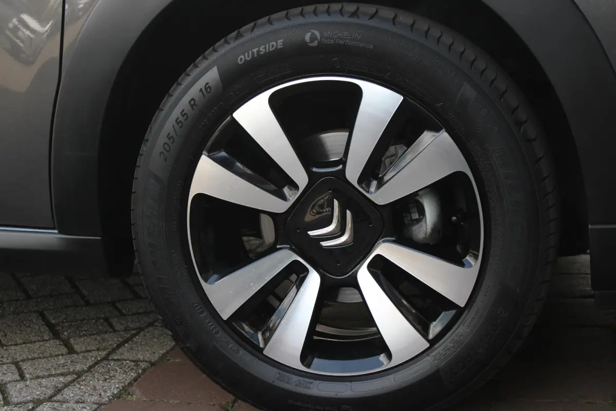1.2 82PK MAX | NAVIGATIE | ACHTERUITRIJ CAMERA | CLIMATE CONTROL | CRUISE CONTROL | APPLE CARPLAY/ANDROID AUTO | LICHTMETALEN VELGEN 16" | DAB+ RADIO | REGEN/LICHT SENSOR |