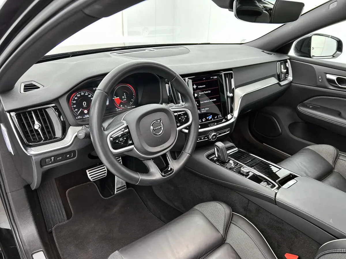 T8 Hybride AWD R-Design SOH 94% / Panoramadak / Leder / Navigatie / Adap. Cruise / Pdc.V+A / Stuur- Stoelverwarming / Apk 01-2028