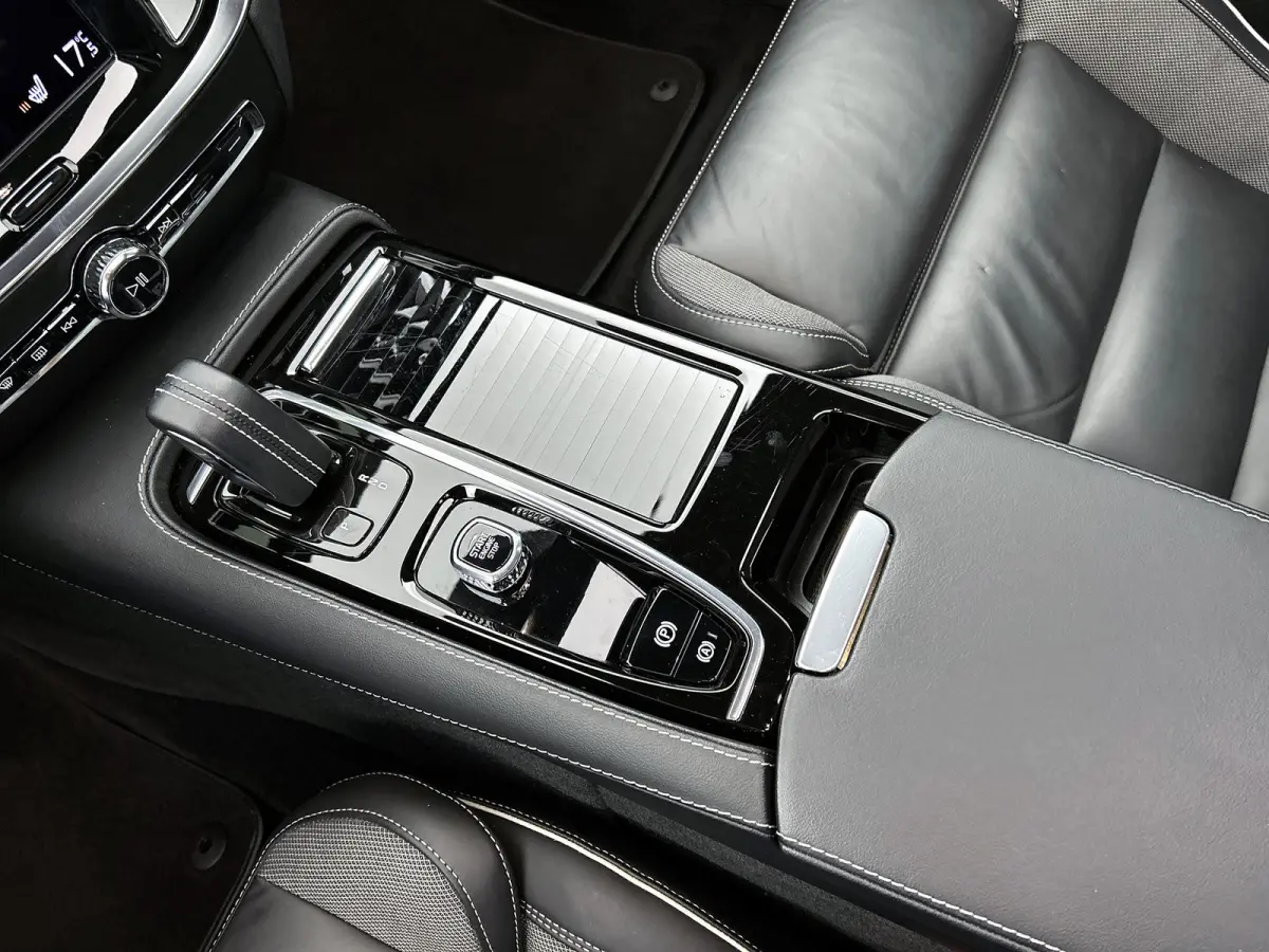 T8 Hybride AWD R-Design SOH 94% / Panoramadak / Leder / Navigatie / Adap. Cruise / Pdc.V+A / Stuur- Stoelverwarming / Apk 01-2028
