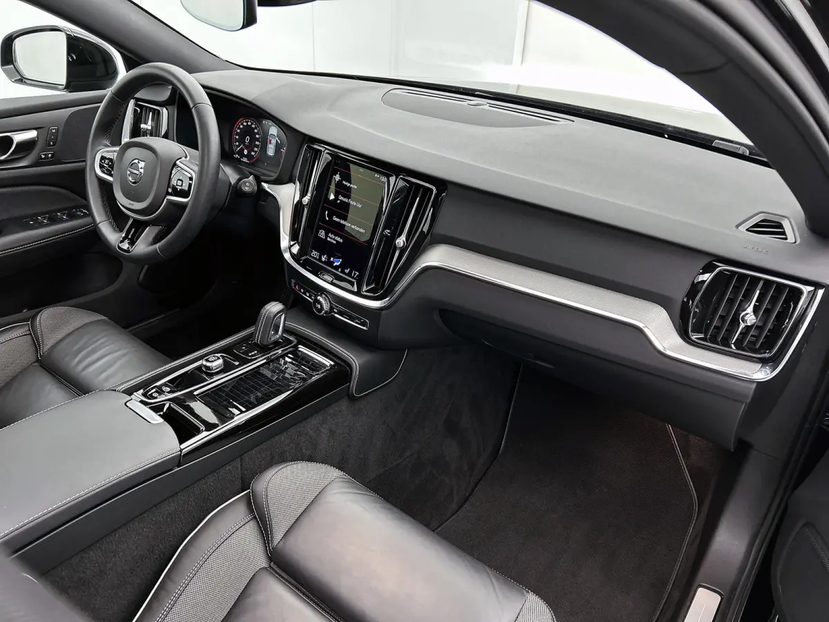 T8 Hybride AWD R-Design SOH 94% / Panoramadak / Leder / Navigatie / Adap. Cruise / Pdc.V+A / Stuur- Stoelverwarming / Apk 01-2028