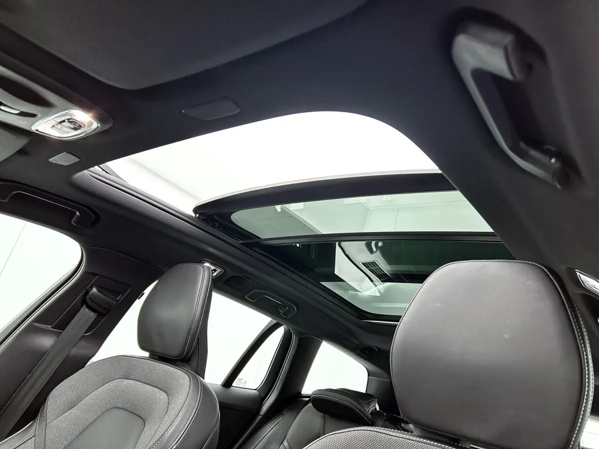 T8 Hybride AWD R-Design SOH 94% / Panoramadak / Leder / Navigatie / Adap. Cruise / Pdc.V+A / Stuur- Stoelverwarming / Apk 01-2028