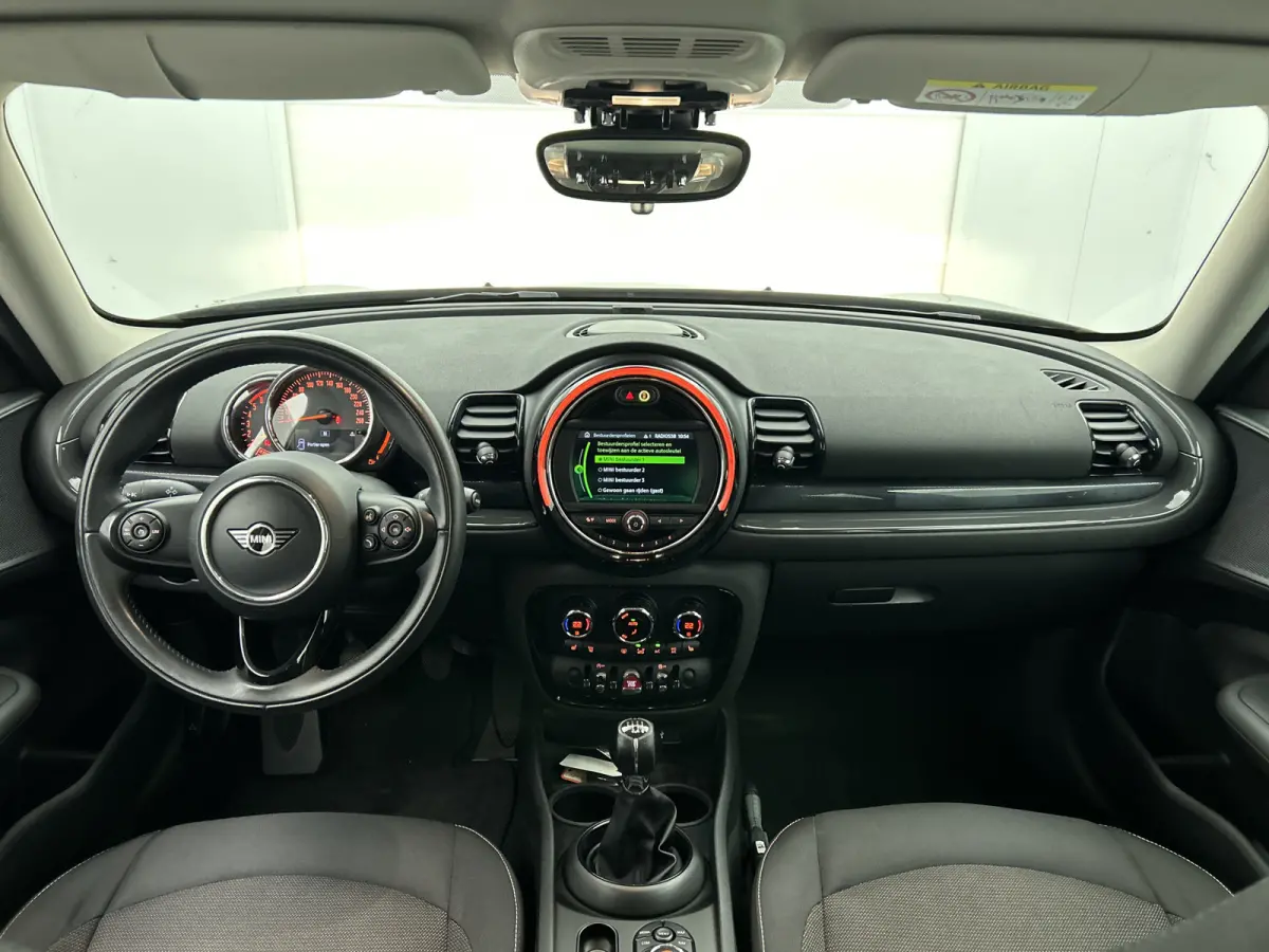 Mini 2.0D 150PK Cooper Business Edition / Airco-ecc./ Stoelverwarming / Navigatie / Trekhaak / Dab / Pdc. A / Radio multimedia / Apk 04-2026