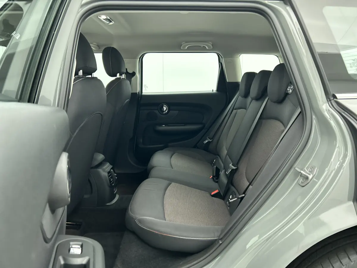 Mini 2.0D 150PK Cooper Business Edition / Airco-ecc./ Stoelverwarming / Navigatie / Trekhaak / Dab / Pdc. A / Radio multimedia / Apk 04-2026