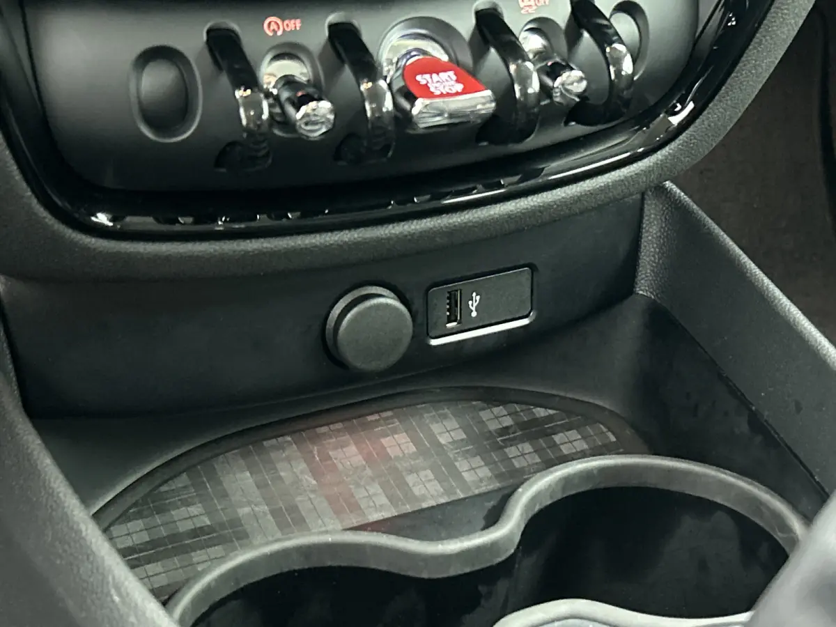 Mini 2.0D 150PK Cooper Business Edition / Airco-ecc./ Stoelverwarming / Navigatie / Trekhaak / Dab / Pdc. A / Radio multimedia / Apk 04-2026