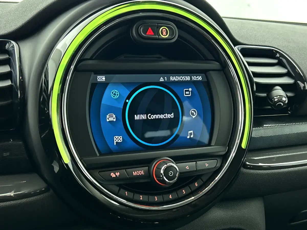 Mini 2.0D 150PK Cooper Business Edition / Airco-ecc./ Stoelverwarming / Navigatie / Trekhaak / Dab / Pdc. A / Radio multimedia / Apk 04-2026