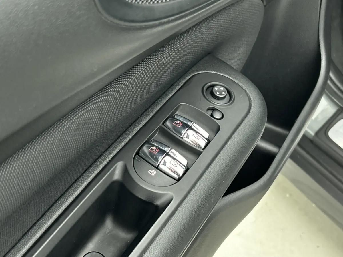 Mini 2.0D 150PK Cooper Business Edition / Airco-ecc./ Stoelverwarming / Navigatie / Trekhaak / Dab / Pdc. A / Radio multimedia / Apk 04-2026