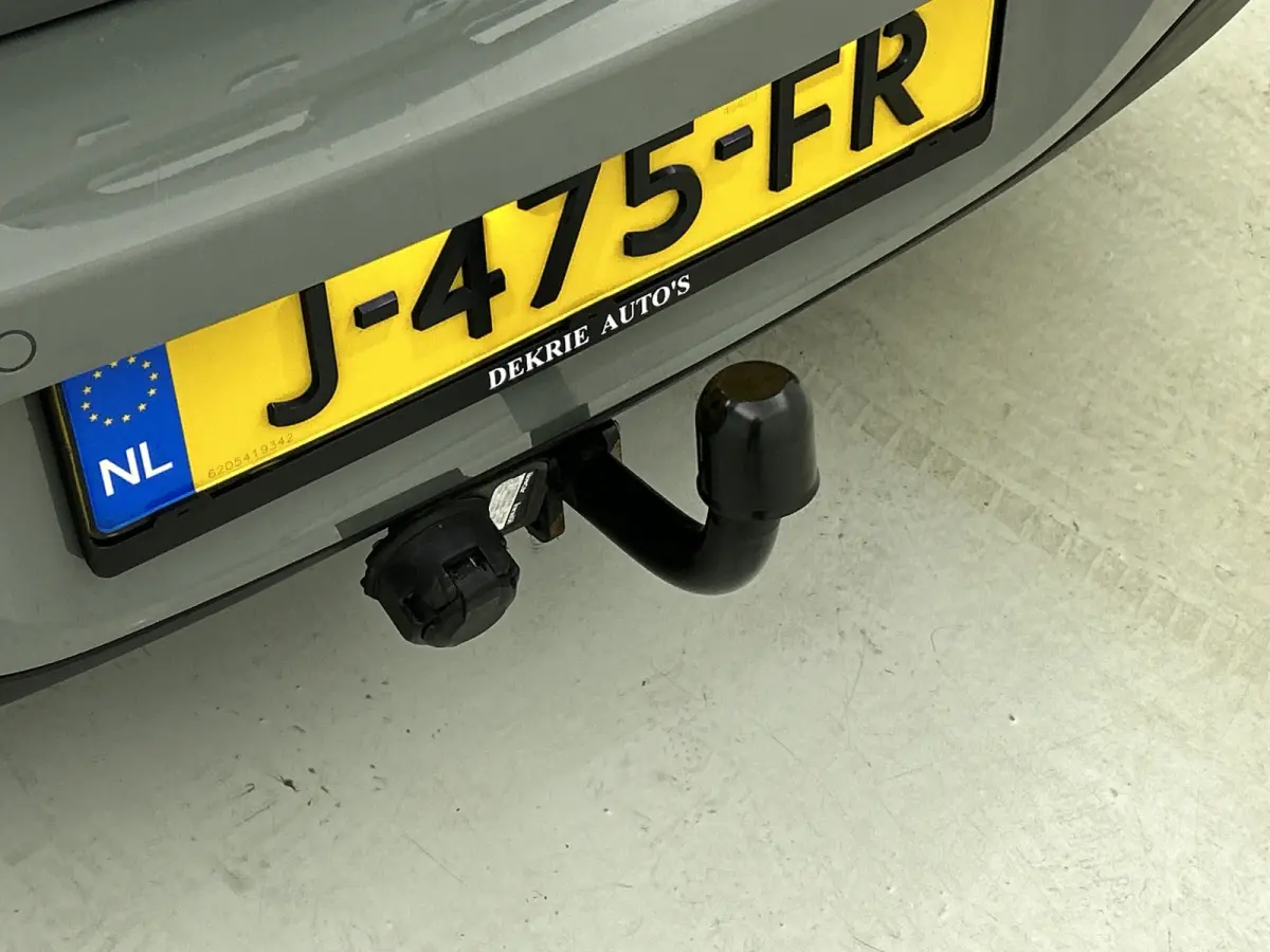 Mini 2.0D 150PK Cooper Business Edition / Airco-ecc./ Stoelverwarming / Navigatie / Trekhaak / Dab / Pdc. A / Radio multimedia / Apk 04-2026