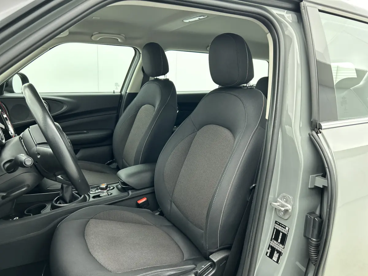 Mini 2.0D 150PK Cooper Business Edition / Airco-ecc./ Stoelverwarming / Navigatie / Trekhaak / Dab / Pdc. A / Radio multimedia / Apk 04-2026