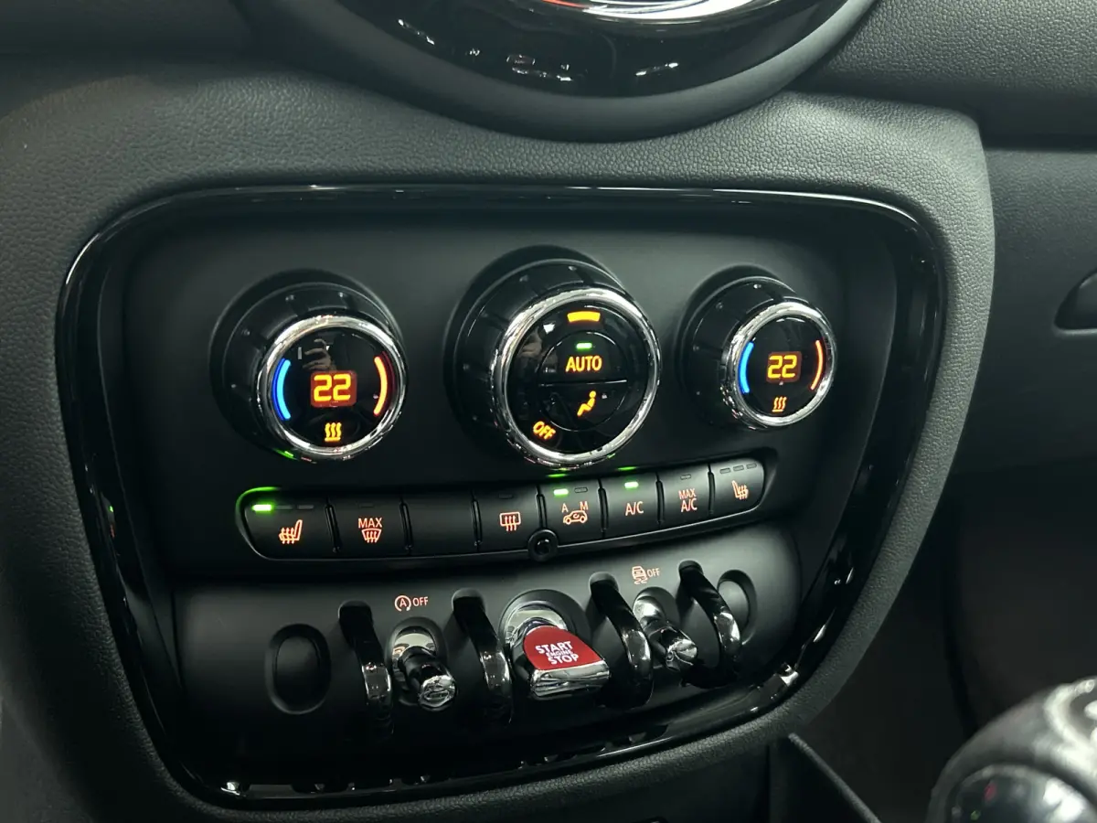 Mini 2.0D 150PK Cooper Business Edition / Airco-ecc./ Stoelverwarming / Navigatie / Trekhaak / Dab / Pdc. A / Radio multimedia / Apk 04-2026