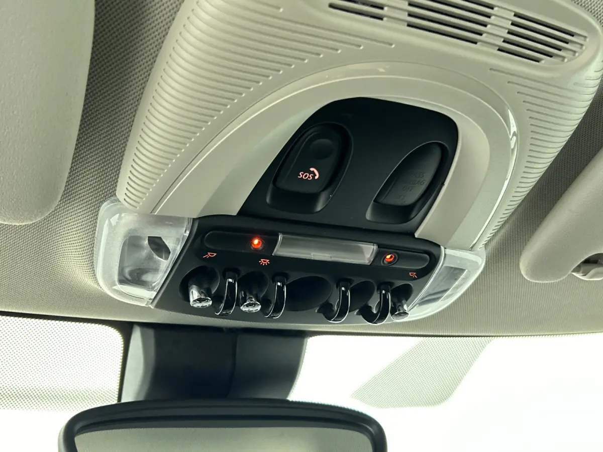 Mini 2.0D 150PK Cooper Business Edition / Airco-ecc./ Stoelverwarming / Navigatie / Trekhaak / Dab / Pdc. A / Radio multimedia / Apk 04-2026