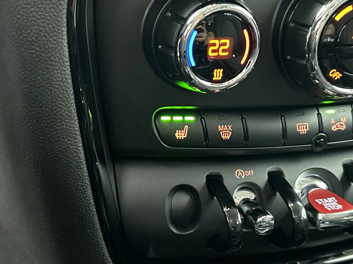 Mini 2.0D 150PK Cooper Business Edition / Airco-ecc./ Stoelverwarming / Navigatie / Trekhaak / Dab / Pdc. A / Radio multimedia / Apk 04-2026