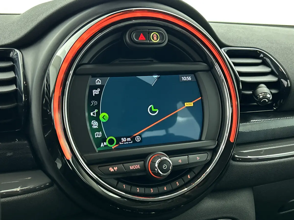 Mini 2.0D 150PK Cooper Business Edition / Airco-ecc./ Stoelverwarming / Navigatie / Trekhaak / Dab / Pdc. A / Radio multimedia / Apk 04-2026