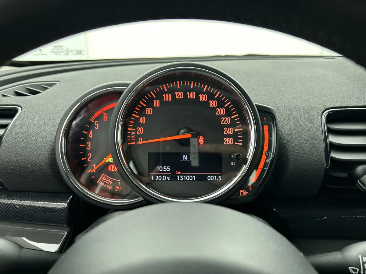 Mini 2.0D 150PK Cooper Business Edition / Airco-ecc./ Stoelverwarming / Navigatie / Trekhaak / Dab / Pdc. A / Radio multimedia / Apk 04-2026