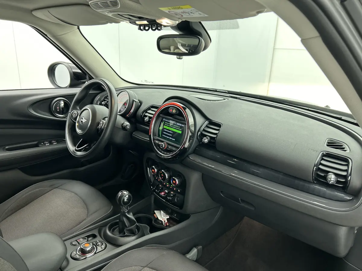 Mini 2.0D 150PK Cooper Business Edition / Airco-ecc./ Stoelverwarming / Navigatie / Trekhaak / Dab / Pdc. A / Radio multimedia / Apk 04-2026