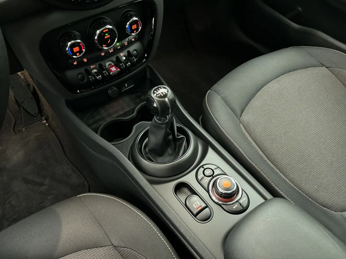 Mini 2.0D 150PK Cooper Business Edition / Airco-ecc./ Stoelverwarming / Navigatie / Trekhaak / Dab / Pdc. A / Radio multimedia / Apk 04-2026