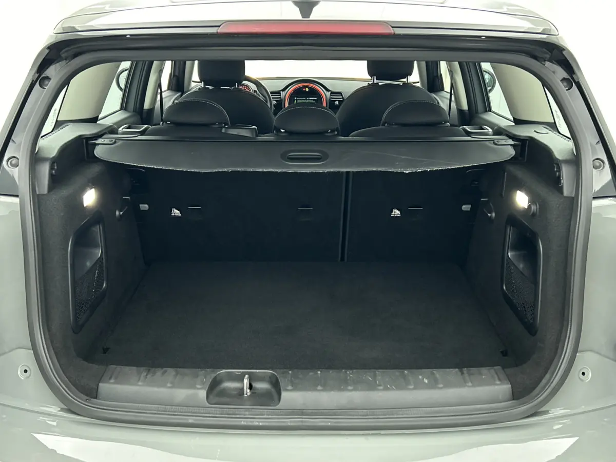 Mini 2.0D 150PK Cooper Business Edition / Airco-ecc./ Stoelverwarming / Navigatie / Trekhaak / Dab / Pdc. A / Radio multimedia / Apk 04-2026