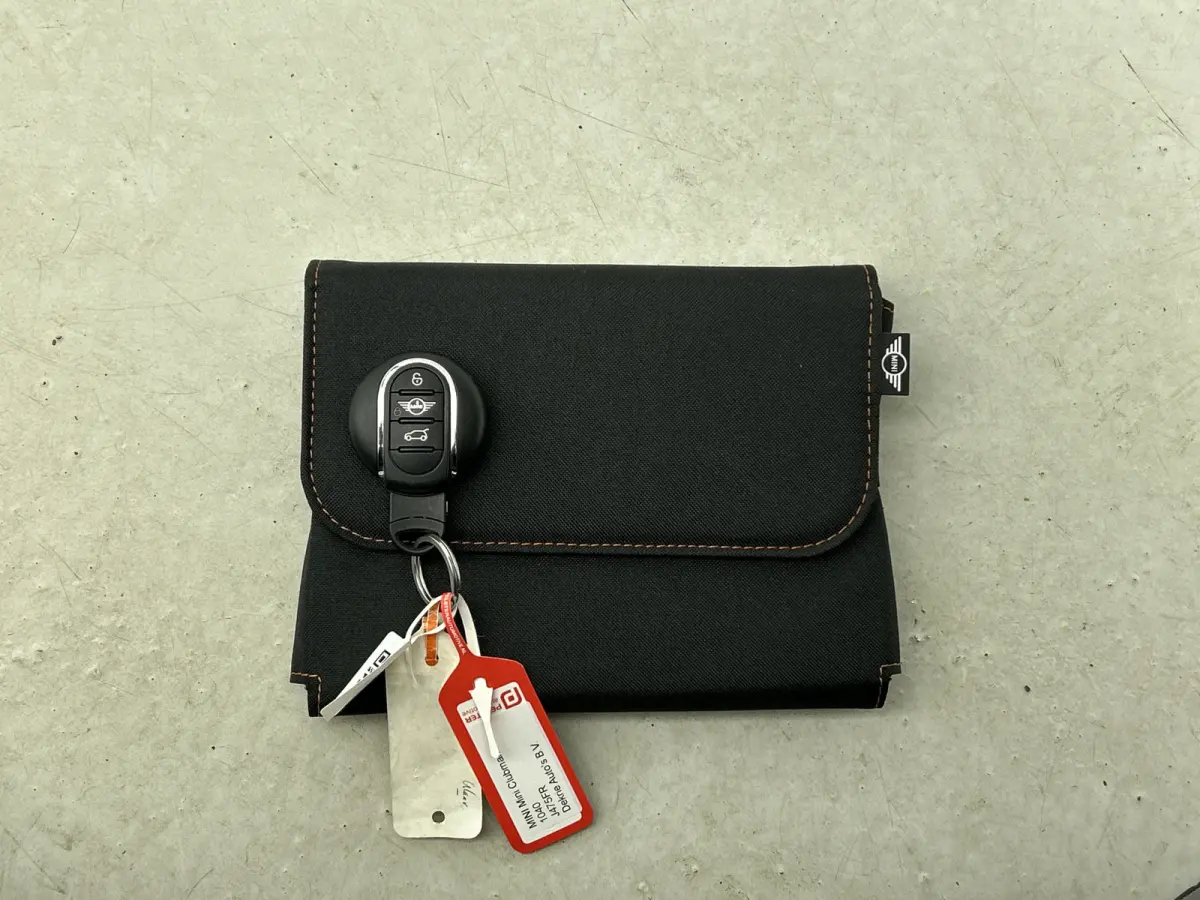 Mini 2.0D 150PK Cooper Business Edition / Airco-ecc./ Stoelverwarming / Navigatie / Trekhaak / Dab / Pdc. A / Radio multimedia / Apk 04-2026
