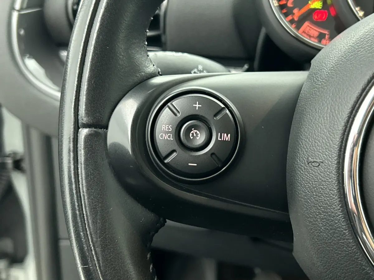 Mini 2.0D 150PK Cooper Business Edition / Airco-ecc./ Stoelverwarming / Navigatie / Trekhaak / Dab / Pdc. A / Radio multimedia / Apk 04-2026