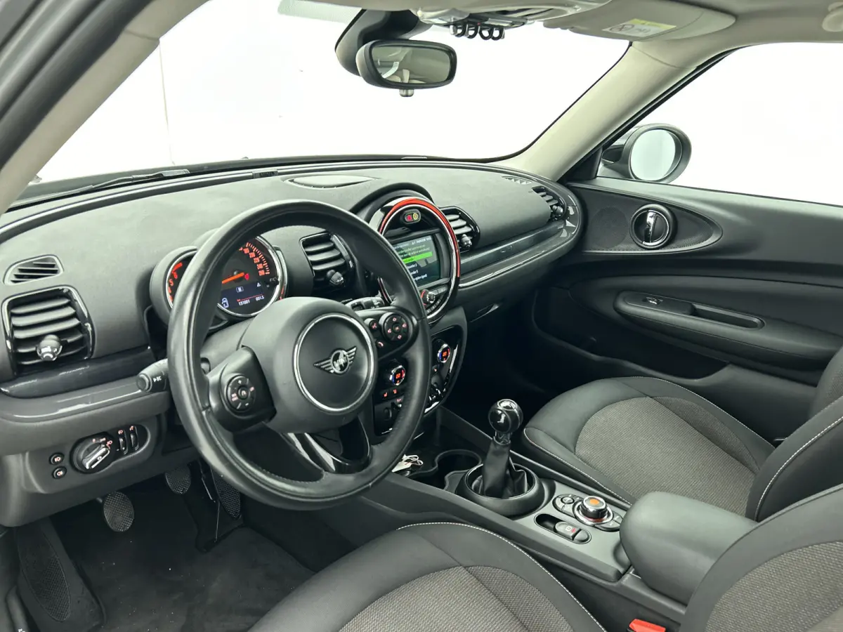Mini 2.0D 150PK Cooper Business Edition / Airco-ecc./ Stoelverwarming / Navigatie / Trekhaak / Dab / Pdc. A / Radio multimedia / Apk 04-2026