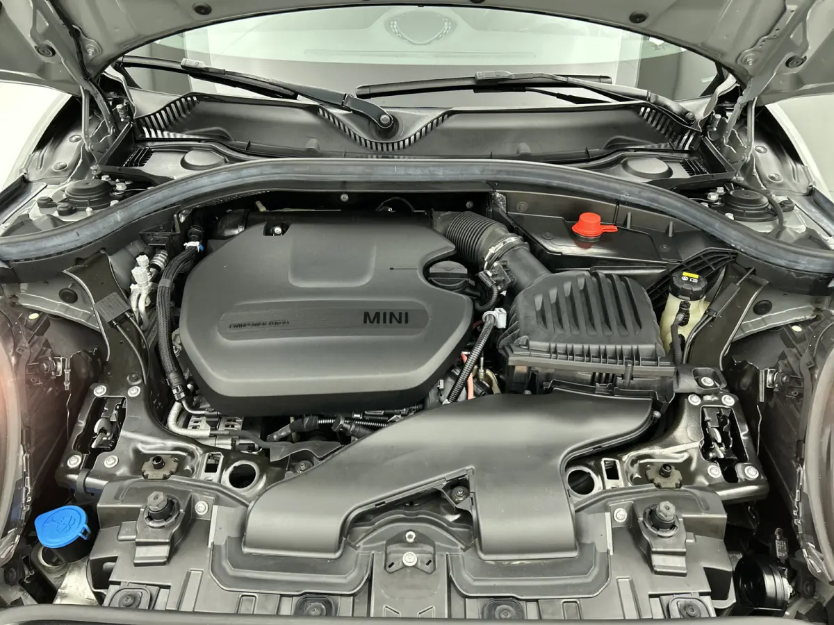 Mini 2.0D 150PK Cooper Business Edition / Airco-ecc./ Stoelverwarming / Navigatie / Trekhaak / Dab / Pdc. A / Radio multimedia / Apk 04-2026