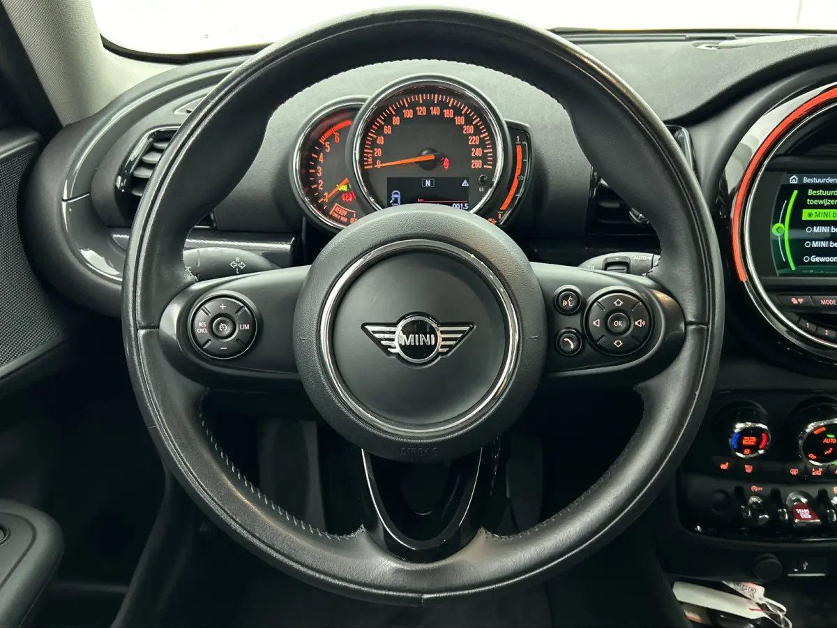 Mini 2.0D 150PK Cooper Business Edition / Airco-ecc./ Stoelverwarming / Navigatie / Trekhaak / Dab / Pdc. A / Radio multimedia / Apk 04-2026