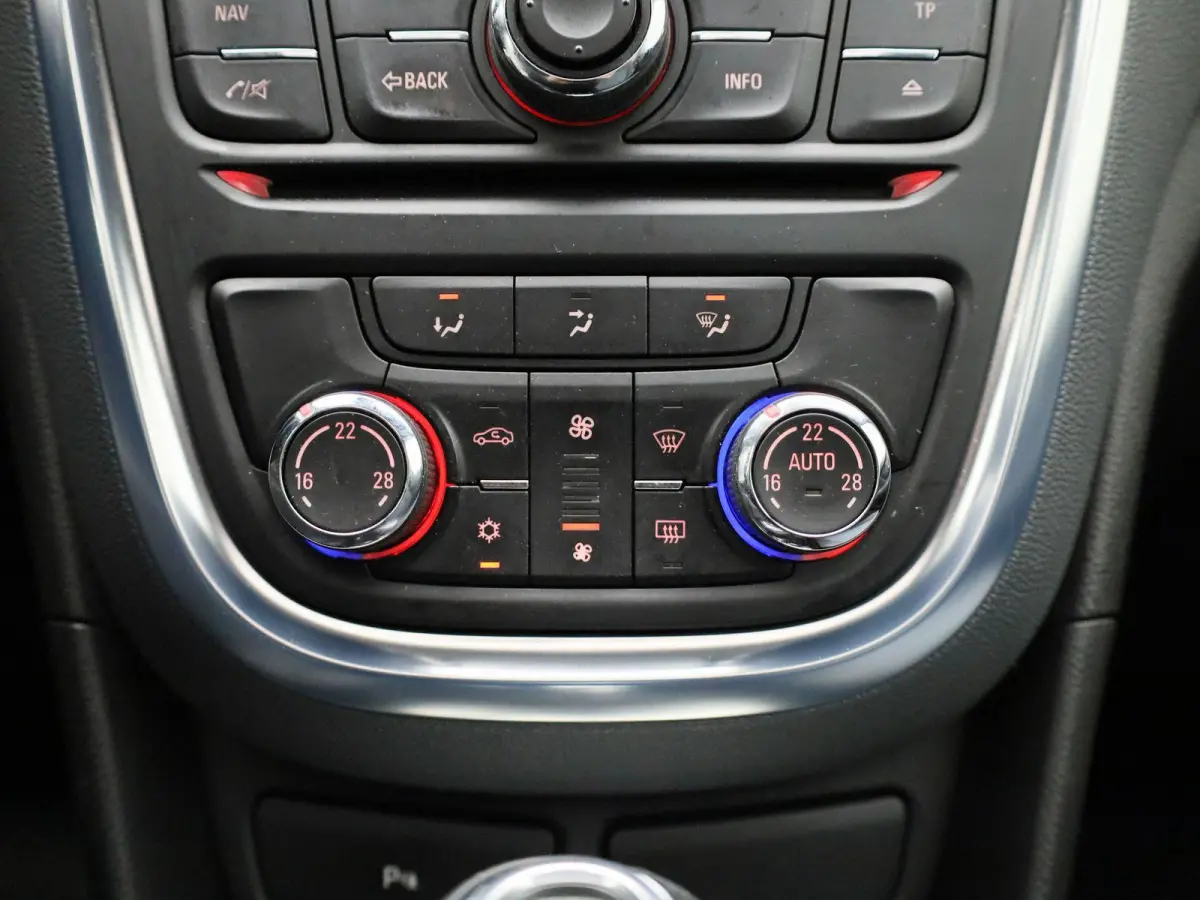 1.4 T Innovation | Automaat | Camera | Panoramadak | Cruise Control | Navigatie |