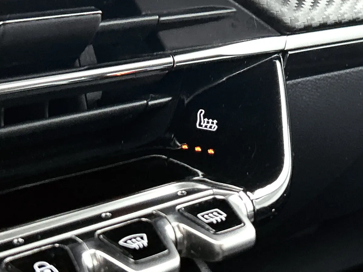 1.5 HDi Blue Active / Trekhaak / Airco-ecc./ Pdc+Camera / Navigatie / Radio multimedia / Apk 12-2026
