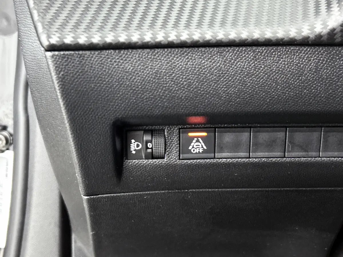 1.5 HDi Blue Active / Trekhaak / Airco-ecc./ Pdc+Camera / Navigatie / Radio multimedia / Apk 12-2026