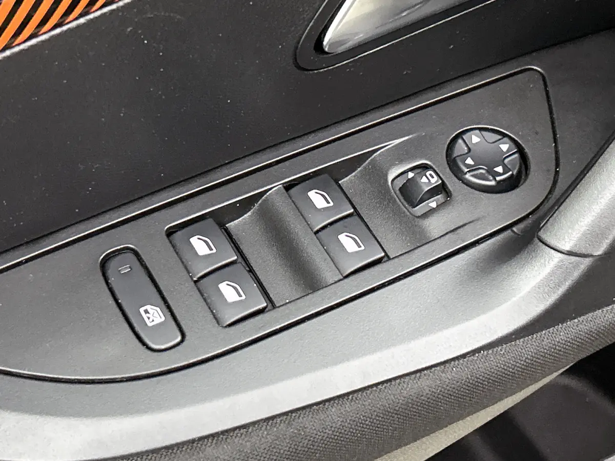 1.5 HDi Blue Active / Trekhaak / Airco-ecc./ Pdc+Camera / Navigatie / Radio multimedia / Apk 12-2026