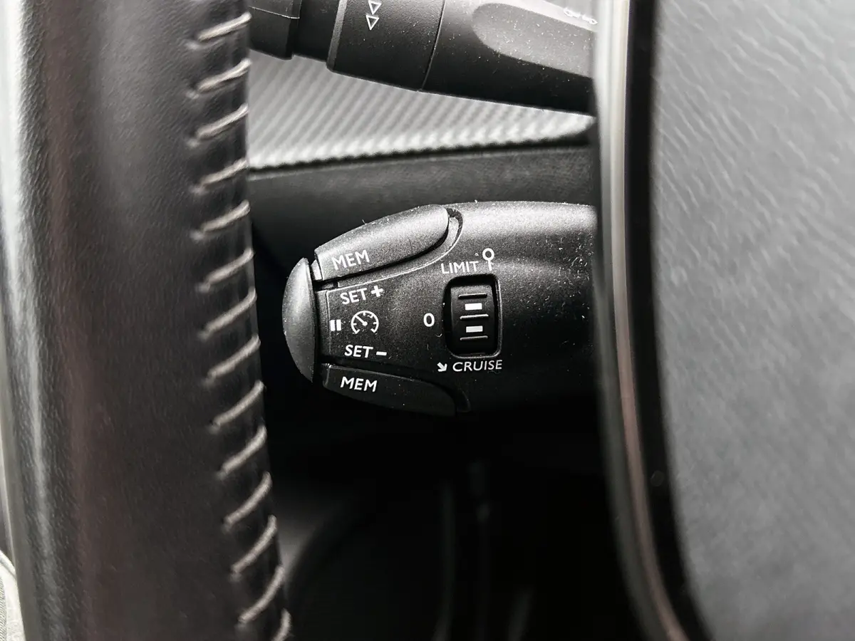 1.5 HDi Blue Active / Trekhaak / Airco-ecc./ Pdc+Camera / Navigatie / Radio multimedia / Apk 12-2026