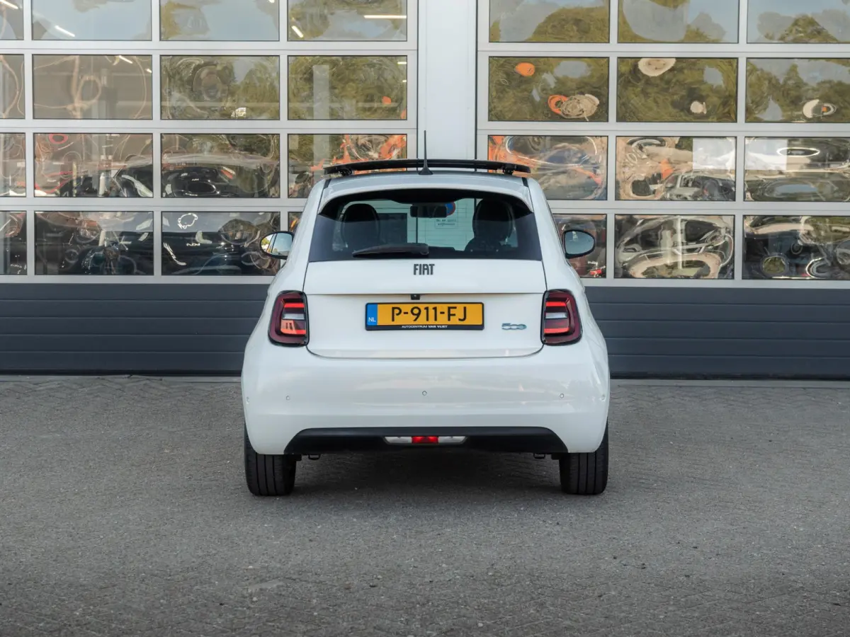 Icon 42 kWh l SOH 92,8% | Clima | Cruise | Camera | 17" | Priv. Glass | Schuif/Kanteldak | Winter Pack | BSM | Apple Carplay