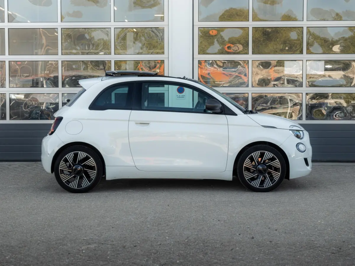 Icon 42 kWh l SOH 92,8% | Clima | Cruise | Camera | 17" | Priv. Glass | Schuif/Kanteldak | Winter Pack | BSM | Apple Carplay