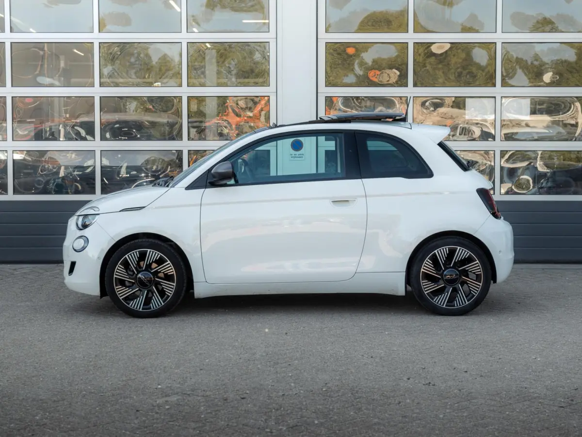 Icon 42 kWh l SOH 92,8% | Clima | Cruise | Camera | 17" | Priv. Glass | Schuif/Kanteldak | Winter Pack | BSM | Apple Carplay