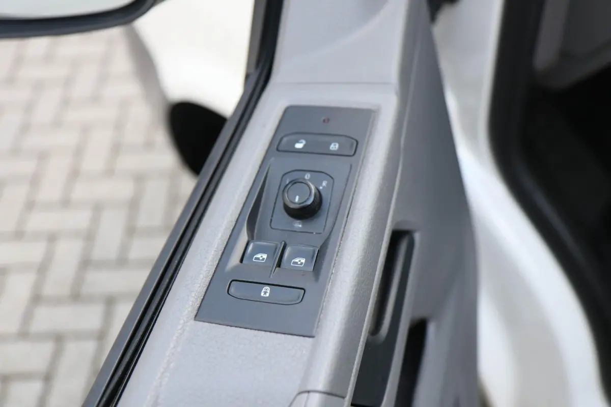 2.0 TDI 110pk L1H1 | Airco | Bluetooth Telefoonvoorbereiding | 9 Zitplaatsen Op Kenteken | Ideaal Voor Camperombouw