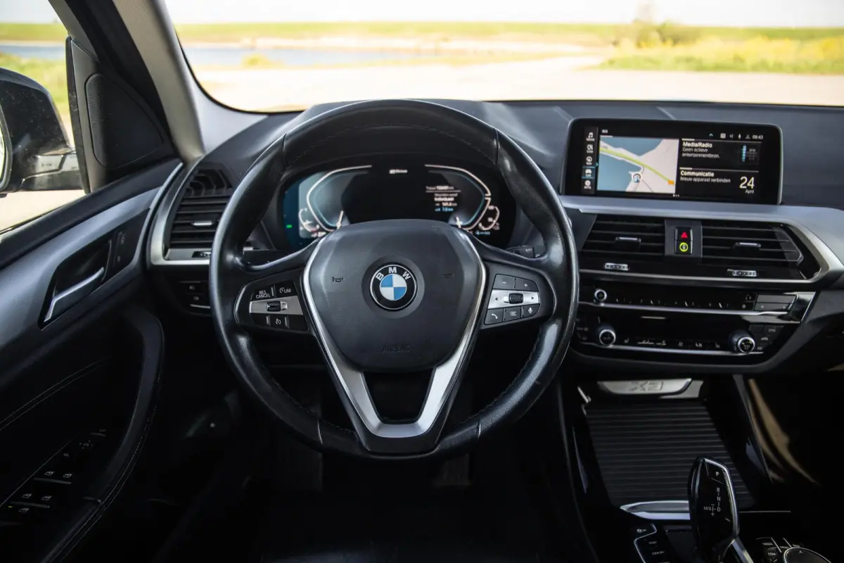xDrive30e Executive BLACK LINE / PANORAMA DAK / CARPLAY / LEER / STOELVERWARMING / CAMERA