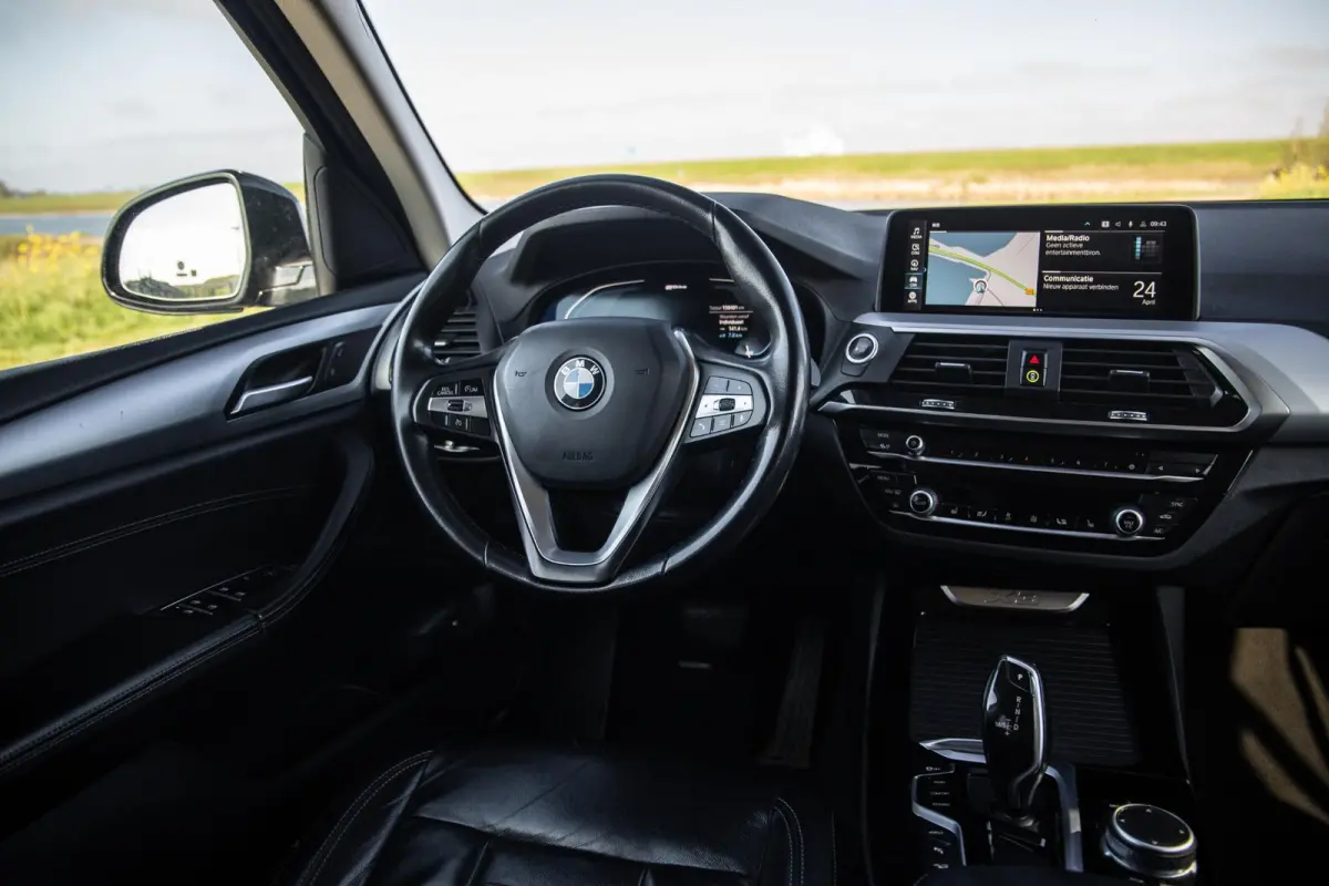 xDrive30e Executive BLACK LINE / PANORAMA DAK / CARPLAY / LEER / STOELVERWARMING / CAMERA