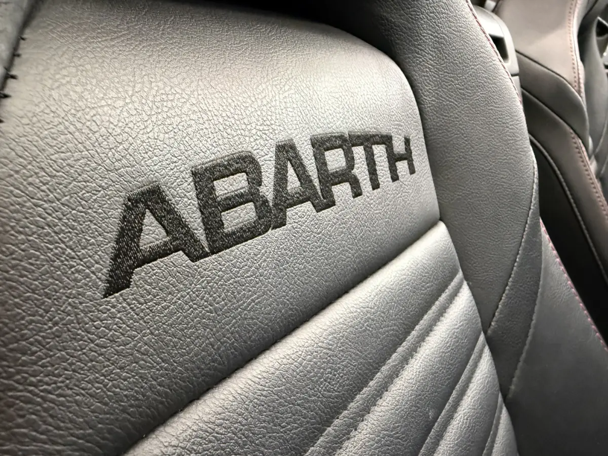 Abarth 1.4 MultiAir Turbo aut. LED/BOSE/ZWART-LEER/17"/NAVI/ECC/CRUISE/VOLLEDIGE ABARTH DEALER HISTORIE, NET OH BEURT GEHAD
