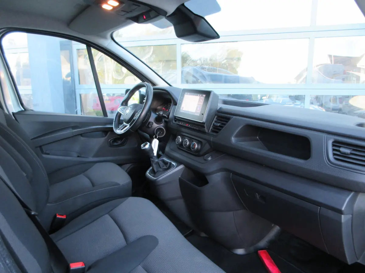 2.0 dCi L2, 131pk, LED, 2xSchuifdeur, Navigatie, 3-Zits.