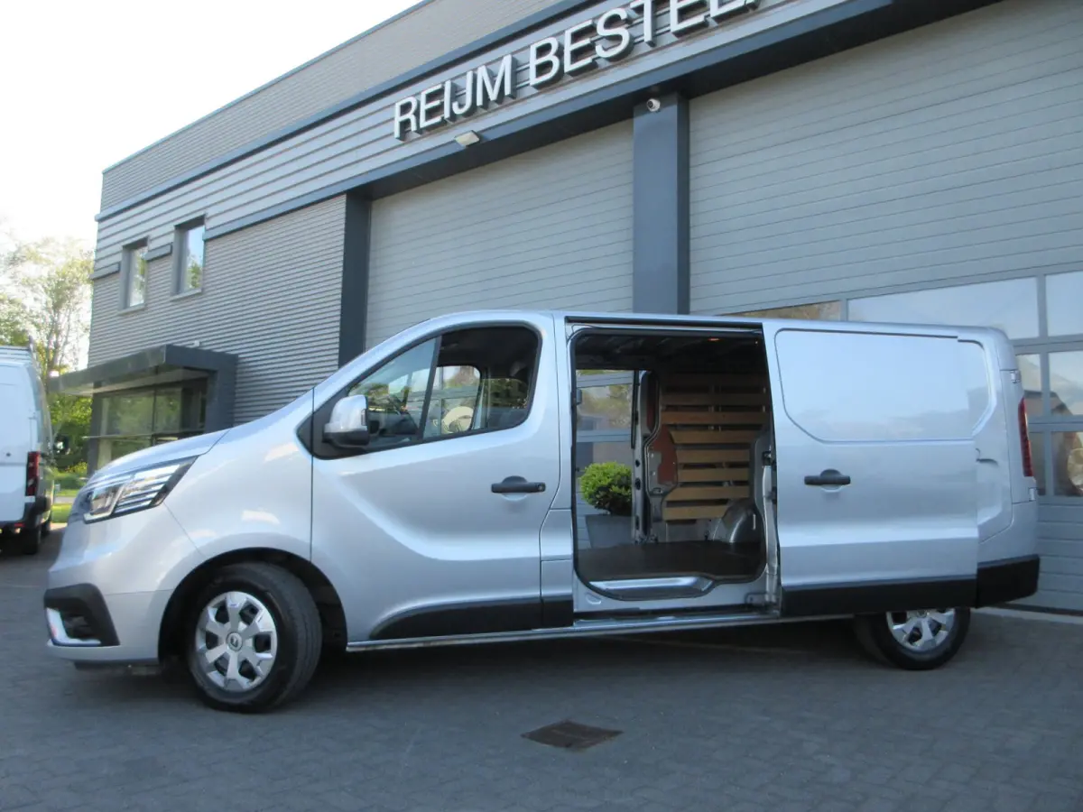 2.0 dCi L2, 131pk, LED, 2xSchuifdeur, Navigatie, 3-Zits.