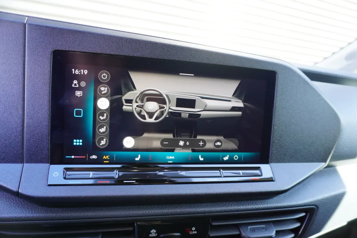 102pk Digitaal dashboard Airco Cruise control Multifunctioneel stuurwiel Parkeersensoren