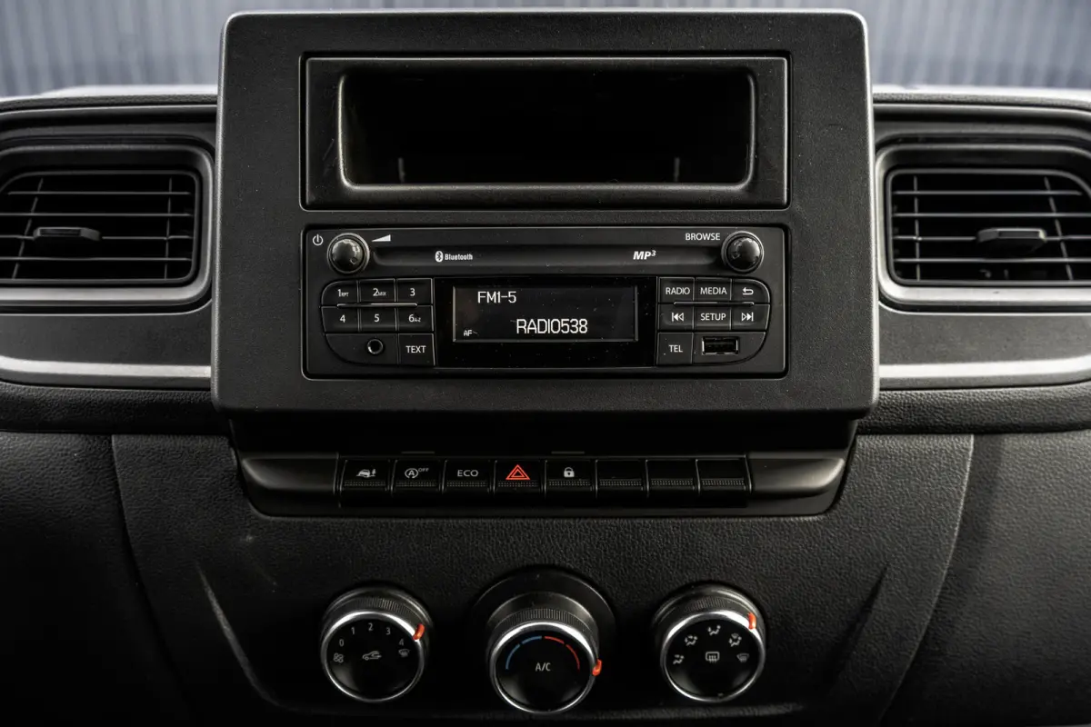 **2.3 dCi Bakwagen met deuren | 164 PK | Euro 6 | Cruise | Airco | MF Stuur**