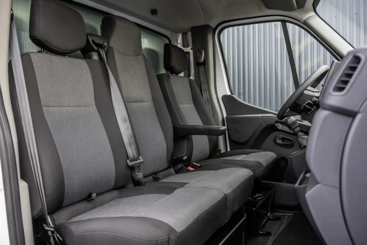 **2.3 dCi Bakwagen met deuren | 164 PK | Euro 6 | Cruise | Airco | MF Stuur**