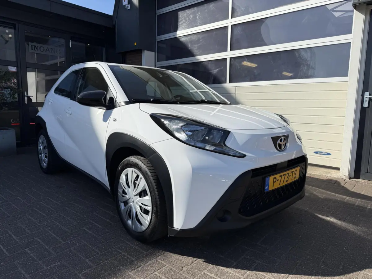 1.0 VVT-i MT Play CARPLAY/CAMERA *ALL-IN PRIJS*