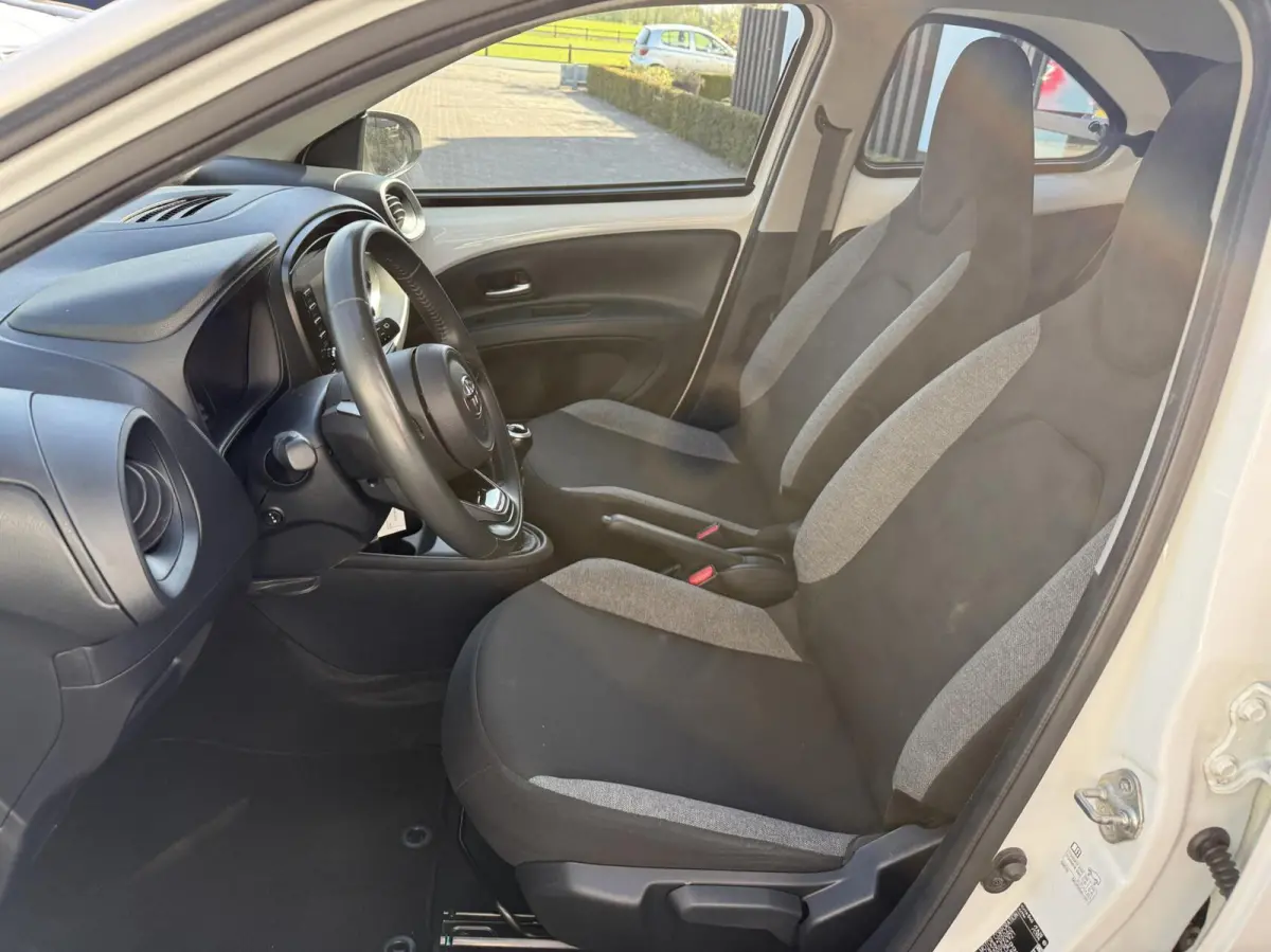 1.0 VVT-i MT Play CARPLAY/CAMERA *ALL-IN PRIJS*