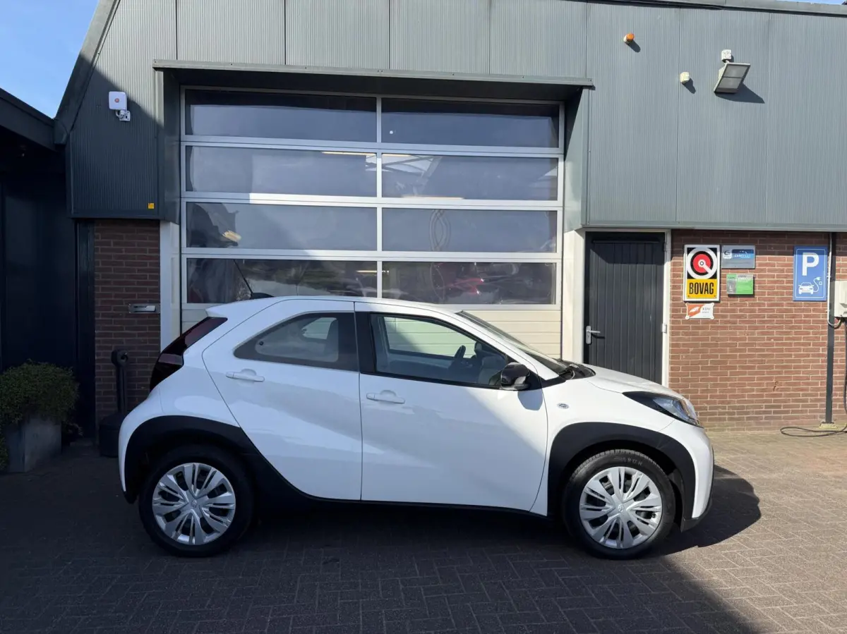 1.0 VVT-i MT Play CARPLAY/CAMERA *ALL-IN PRIJS*